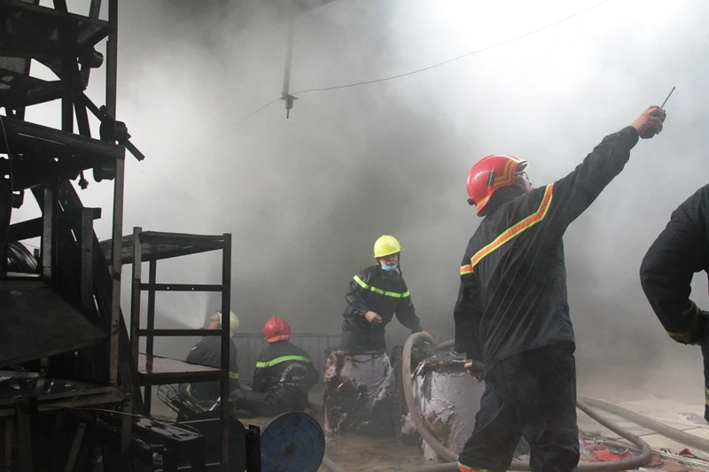 Lửa lớn đã thiêu rụi nhiều tài sản trong nhà xưởng.